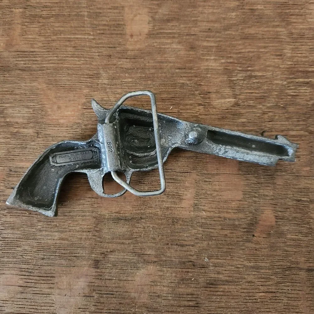 Indiana Metal Craft Gun Revolver Pistol Belt Buckle VINTAGE 1979 Western C232